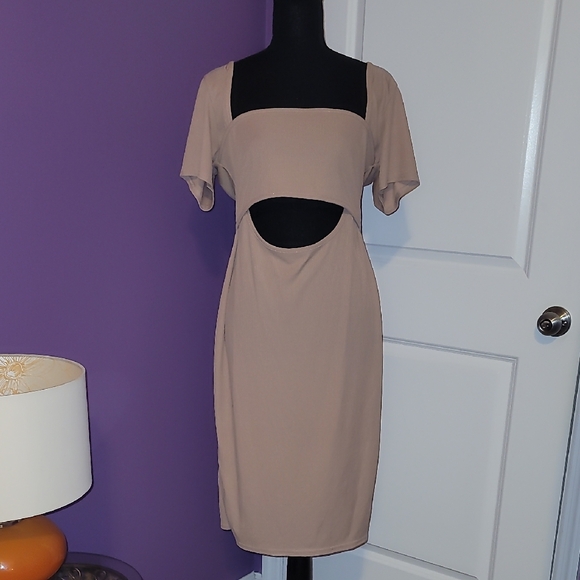 Pretty Little Thing Neutral Short Sleeve Dress w/ Cutout Mid Section Sz: 16 NWT - Picture 2 of 7